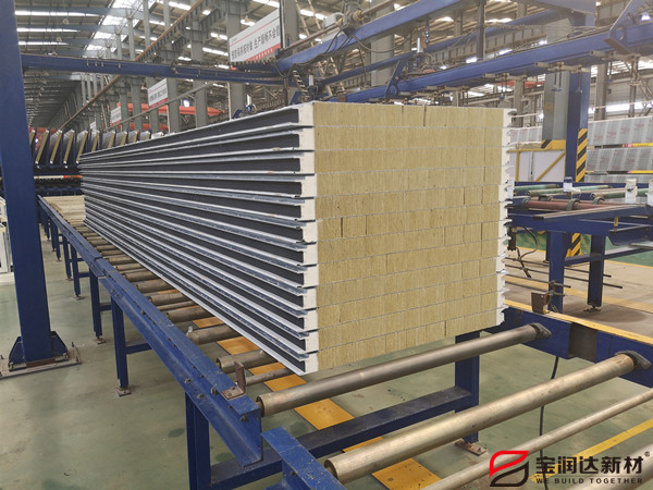 彩鋼聚氨酯封邊巖棉板橫鋪板優點